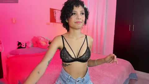 Snapshot of ary_and_kel chatting on December 1, 9:53 pm Ariana and Kelsieh online show from December 1, 9:53 pm