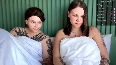 Snapshot of arya_stark7 chatting on September 22, 6:59 am Arya brunett and Cassie blond online show from September 22, 6:59 am