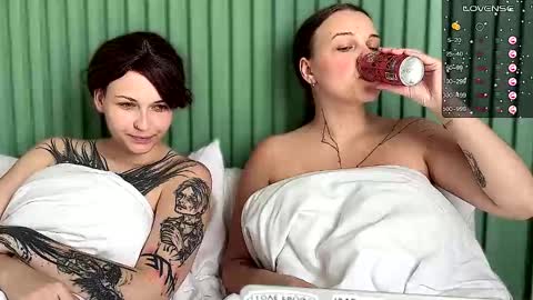 Snapshot of arya_stark7 chatting on September 24, 7:01 am Arya brunett and Cassie blond online show from September 24, 7:01 am