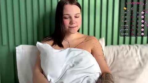 Snapshot of arya_stark7 chatting on October 7, 12:19 am Arya brunett and Cassie blond online show from October 7, 12:19 am