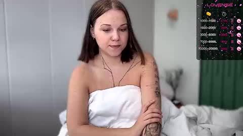 Snapshot of arya_stark7 chatting on October 17, 2:15 am Arya brunett and Cassie blond online show from October 17, 2:15 am