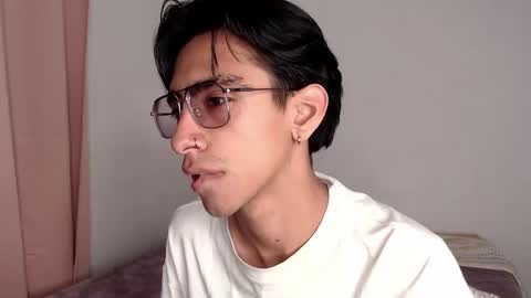 Snapshot of ash_v1 chatting on November 10, 12:31 am Ash online show from November 10, 12:31 am