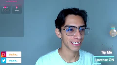 Snapshot of ash_v1 chatting on December 3, 2:52 am Ash online show from December 3, 2:52 am