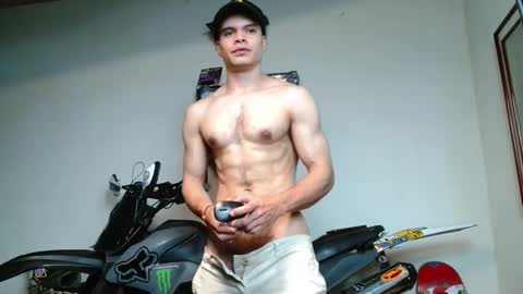 Snapshot of ash_wingrant chatting on November 30, 1:31 am ash_wingrant online show from November 30, 1:31 am