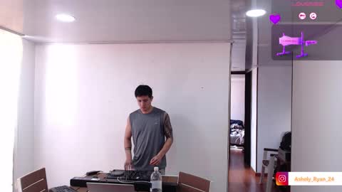 Snapshot of ashely_ryan24 chatting on November 14, 7:23 pm Ashley And Ryan online show from November 14, 7:23 pm