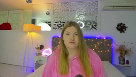 AshleyJonse online show from December 17, 6:19 am