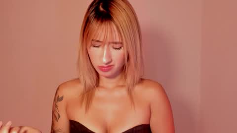 Snapshot of ashleyroys_111 chatting on October 17, 1:57 pm dahiana online show from October 17, 1:57 pm