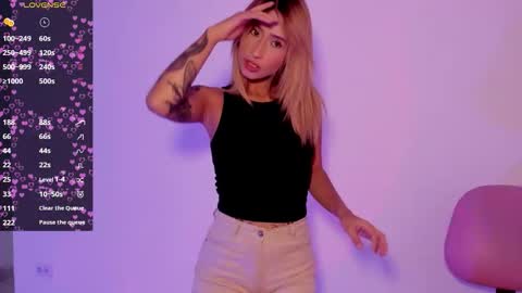 Snapshot of ashleyroys_111 chatting on October 23, 3:33 pm dahiana online show from October 23, 3:33 pm