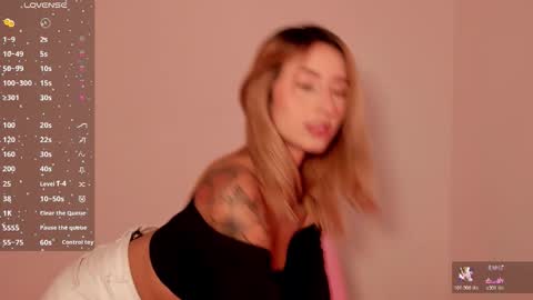 Snapshot of ashleyroys_111 chatting on November 13, 3:11 pm dahiana online show from November 13, 3:11 pm