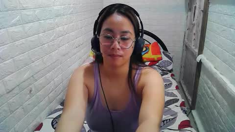 Snapshot of asian_sexydimples chatting on November 18, 11:37 pm Trixie online show from November 18, 11:37 pm