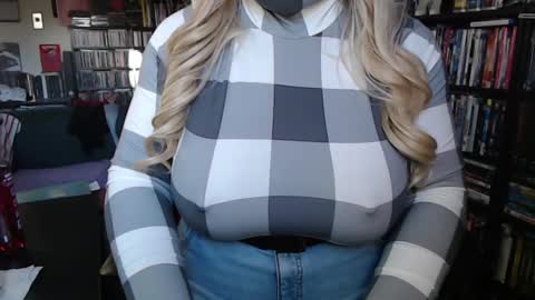 Snapshot of aspen_vale chatting on October 28, 8:55 pm Aspen Vale online show from October 28, 8:55 pm