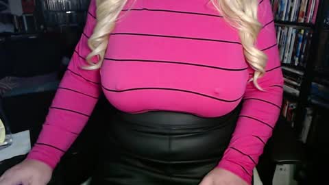 Snapshot of aspen_vale chatting on October 30, 9:37 pm Aspen Vale online show from October 30, 9:37 pm