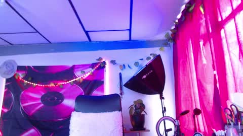 Snapshot of ateneasairce chatting on September 16, 2:18 pm Atenea online show from September 16, 2:18 pm