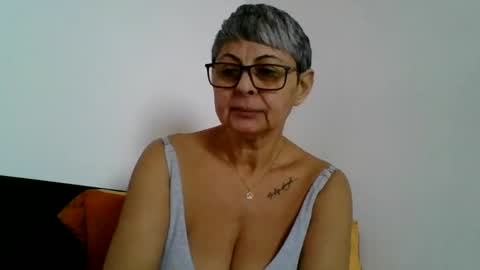 Snapshot of atikaarea chatting on December 24, 10:44 am atikaarea online show from December 24, 10:44 am