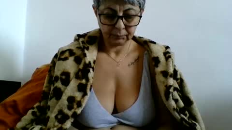 Snapshot of atikaarea chatting on January 1, 11:38 am atikaarea online show from January 1, 11:38 am