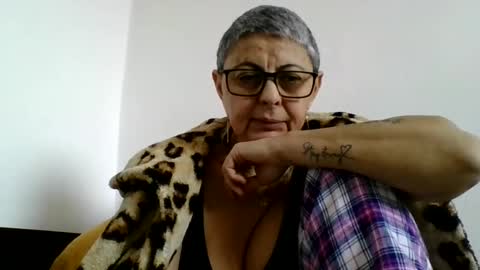 Snapshot of atikaarea chatting on February 11, 12:05 pm atikaarea online show from February 11, 12:05 pm