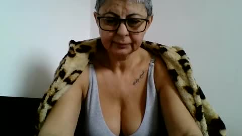 Snapshot of atikaarea chatting on February 15, 8:11 am atikaarea online show from February 15, 8:11 am