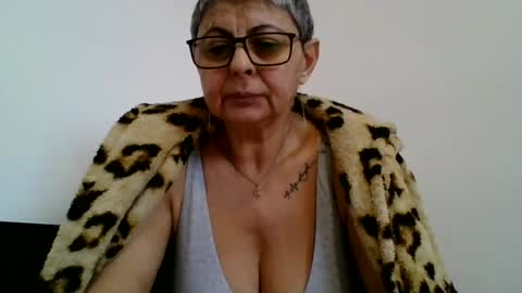 Snapshot of atikaarea chatting on February 27, 1:49 pm atikaarea online show from February 27, 1:49 pm