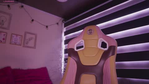 Snapshot of aura_rouss chatting on November 15, 3:19 pm aura_rouss online show from November 15, 3:19 pm