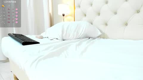 Aura sanders online show from October 30, 12:17 pm