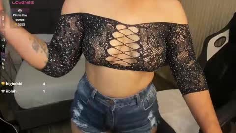 Snapshot of aurora_johnson_ chatting on December 17, 5:40 am A U R O R A online show from December 17, 5:40 am