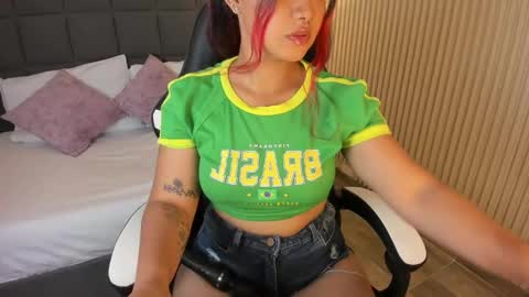 Snapshot of aurora_johnson_ chatting on December 21, 12:27 pm A U R O R A online show from December 21, 12:27 pm