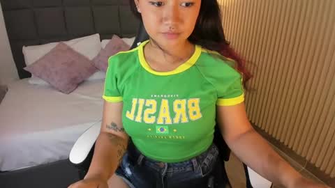 Snapshot of aurora_johnson_ chatting on December 21, 3:42 pm A U R O R A online show from December 21, 3:42 pm