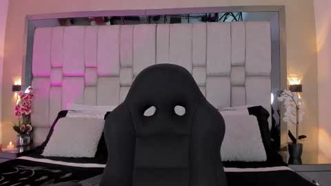 Aurora  online show from October 27, 7:40 pm