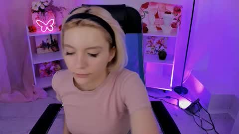 aurorawrenfield online show from November 5, 4:45 am