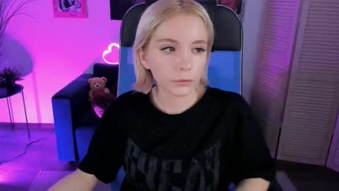 aurorawrenfield online show from December 18, 10:38 pm