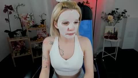 aurorawrenfield online show from January 7, 12:46 am