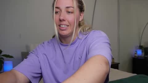 Snapshot of aussielulu chatting on December 1, 11:48 am aussielulu online show from December 1, 11:48 am