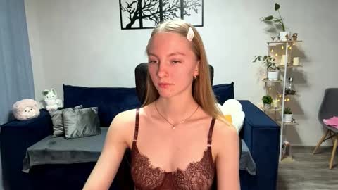 Snapshot of autumnroginson chatting on October 15, 3:01 pm Annie online show from October 15, 3:01 pm