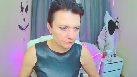 Snapshot of avasaturnian chatting on November 6, 7:42 am avasaturnian online show from November 6, 7:42 am