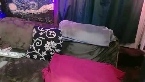 Snapshot of average_girl222 chatting on September 11, 4:23 am raven blue online show from September 11, 4:23 am