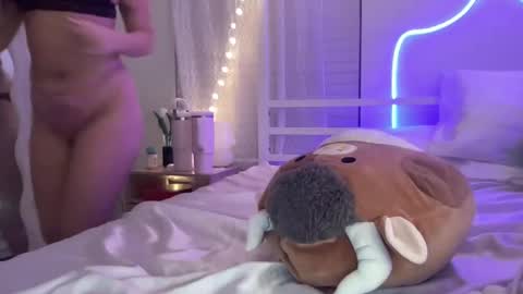 averymillerr online show from February 18, 4:15 am