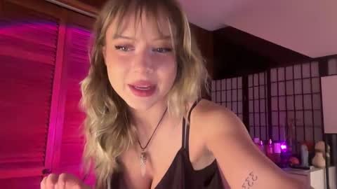 Snapshot of averyyy333 chatting on November 8, 10:30 pm Avery online show from November 8, 10:30 pm