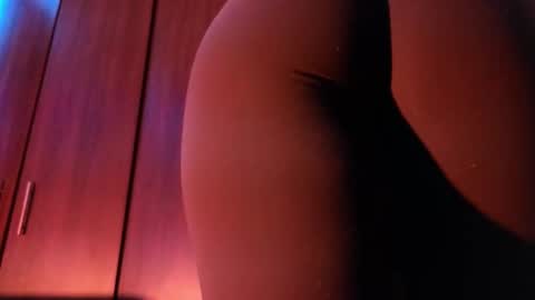 Snapshot of avi_frost chatting on December 17, 3:45 am Saraaaa independent model 3 online show from December 17, 3:45 am