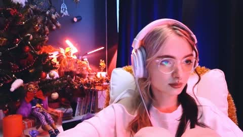 Snapshot of avi_nile chatting on December 15, 2:30 am Avriel online show from December 15, 2:30 am