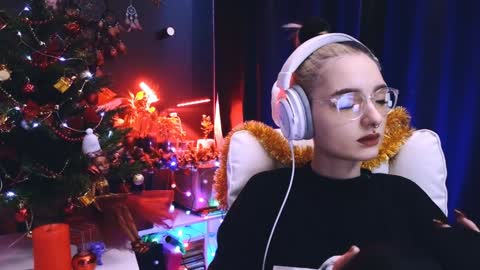 Snapshot of avi_nile chatting on December 22, 2:49 am Avriel online show from December 22, 2:49 am