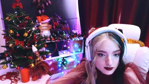 Snapshot of avi_nile chatting on December 26, 5:47 am Avriel online show from December 26, 5:47 am