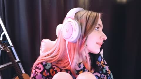 Snapshot of avi_nile chatting on February 6, 5:25 am Avriel online show from February 6, 5:25 am