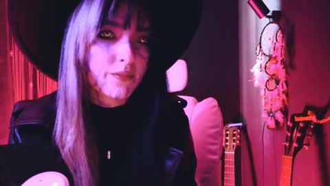 Snapshot of avi_nile chatting on November 1, 4:25 am Avriel online show from November 1, 4:25 am