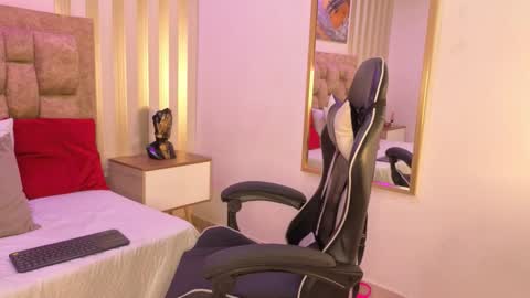 AVIS  online show from November 26, 5:36 pm