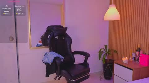 Snapshot of avis_lara chatting on May 28, 10:07 pm AVIS online show from May 28, 10:07 pm