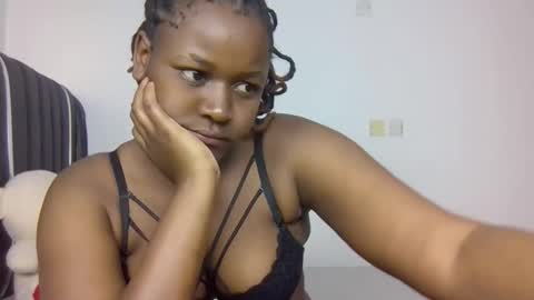 Snapshot of avril_lily chatting on February 1, 7:51 am Avril online show from February 1, 7:51 am