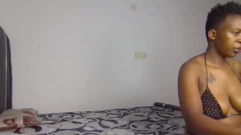 Snapshot of avril_lily chatting on February 3, 7:35 am Avril online show from February 3, 7:35 am