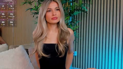 Snapshot of avrillcyrux chatting on February 4, 6:25 am AVRILL CYRUX online show from February 4, 6:25 am