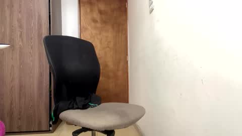 Snapshot of aw0052 chatting on December 2, 3:40 pm AndrewXxl independent online show from December 2, 3:40 pm