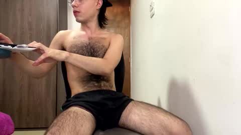 Snapshot of aw0052 chatting on December 13, 10:37 pm AndrewXxl independent online show from December 13, 10:37 pm